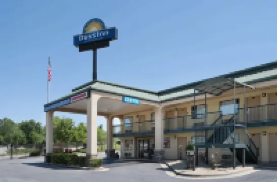 Days Inn by Wyndham Macon I-475