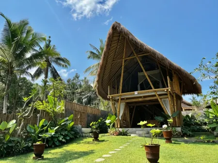 Pitu A Punggul Village Escape Отели рядом с достопримечательностью «Real Bali Swing»