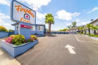 The Monterey Fireplace Inn - Parking
