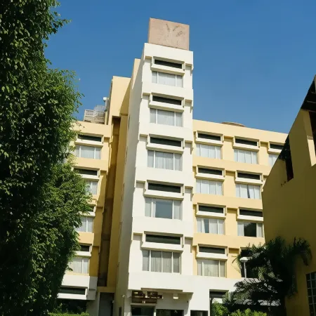 Lemon Tree Hotel, Udyog Vihar, Gurugram Отели рядом с достопримечательностью «Бизнес-центр DLF CyberHub»