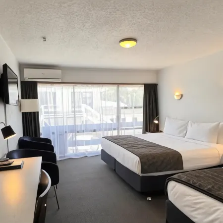 Alpers Lodge & Conference Centre Отели рядом с достопримечательностью «Гора Еден»