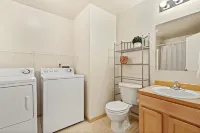 Beautiful 1Br Condo at Cozy & Safe Neighbourhood