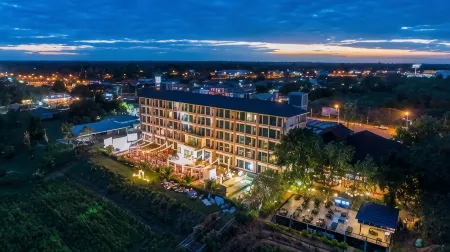 The River Hotel Отели рядом с достопримечательностью «Wat Phra in Plaeng»