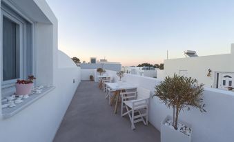 Central Fira Suites