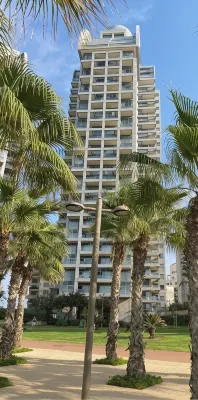 Ocean view mini penthouse on the 30th floor Netanya附近的飯店
