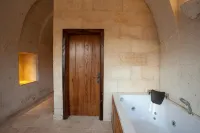 Narcissos Cave Hotel - Hot Tub