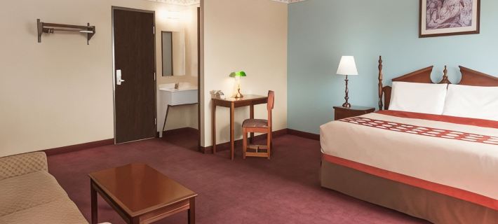 Super 8 by Wyndham Woodstock Hotels in McHenry County