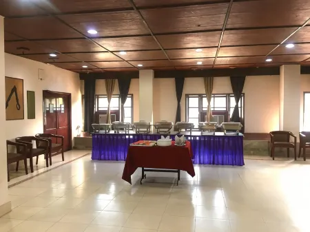 Hotel Indsurya Отели в г. Дибрагарх