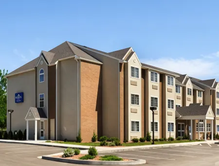Microtel Inn & Suites by Wyndham Bath Отели рядом с достопримечательностью «Glenn H Curtiss Museum»