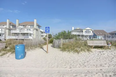 Classic Beach Cottage on Oceanside of Wrightsville Beach-Upper Unit Access 16 Beach Shop附近的飯店