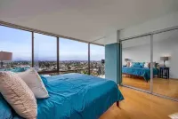 Brand New Resort-Like Two-Bedroom Condo w/Panoramic View Heated Pool, and More. 베니스 비치 호텔