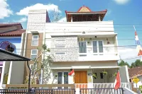 DeMulya Guesthouse Free Motorbike & Bicycle Hotels in Wirobrajan