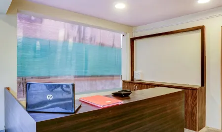 Hotel Bestow Inn Koregaon Park Pune -Near Osho Ashram Отели рядом с достопримечательностью «Bund Garden»