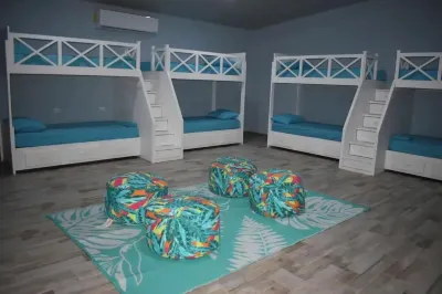 Spacious 5-bedroom house with capacity of 20+ people in Playa Metalio Sonsonate Hotele w: 