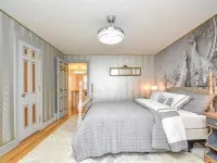 Large Family Lakehouse on the Coast with Stunning Water Views Hotels in Ashtabula