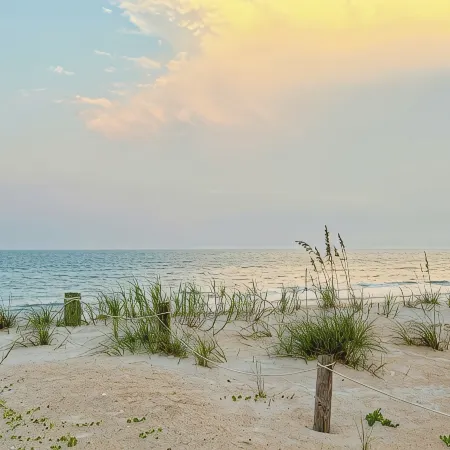 Beach Escape Wth Hot Tub - Walk to Ocean - Dog Friendly