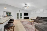 Charming 3-bedroom Pet Friendly house in tranquil Riverview - Homestays