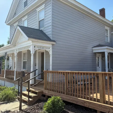 4-Bdrm 3 bath house in Grafton with large patio, WiFi and very walkable. Fun!!!