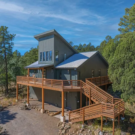 Deer Lover's Paradise w/Hot Tub.  Private Retreat But Only 5 Mins to Downtown.