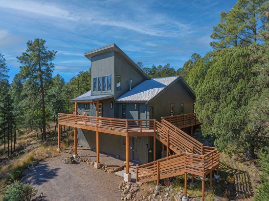 Deer Lover's Paradise w/Hot Tub.  Private Retreat But Only 5 Mins to Downtown.