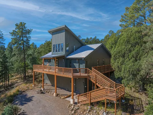 Deer Lover's Paradise w/Hot Tub.  Private Retreat But Only 5 Mins to Downtown. - Chalets