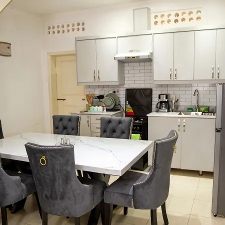 Scenic Lakeview Retreat – 8 Mins from Speke Resort