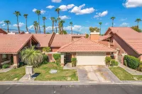 Beautiful condo at the Oasis Palm Desert. Golf and community pool