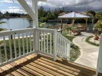 Charming New Blue Studio on water with dock, WiFi & AC in fun time Freeport