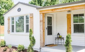 Charming Magnolia Cottage with Hot Tub Near Liberty & Downtown