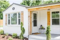 Charming Magnolia Cottage with Hot Tub Near Liberty & Downtown - Homestays
