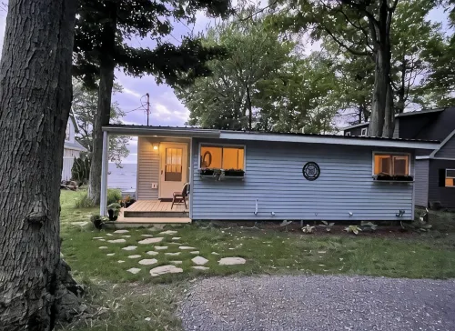 Sunset Serenity: Charming 2-bedroom cottage on picturesque Lake Ontario