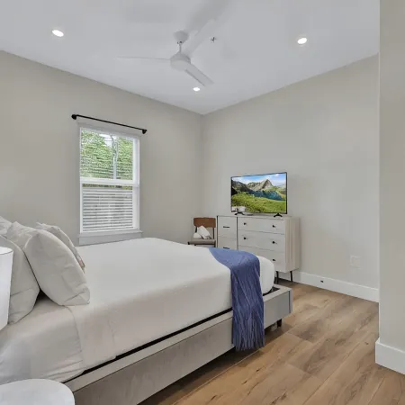 The Grove D with Hot Tub & King Beds - Walk to Main