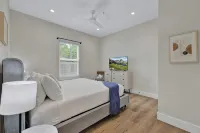 The Grove D with Hot Tub & King Beds - Walk to Main