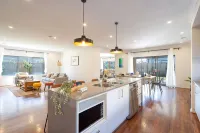 Lux Clyde North Super Spacious Retreat