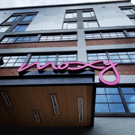 Moxy Nashville Downtown Отели рядом с достопримечательностью «Музей Пэтси Клайн»