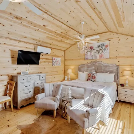 Stunning Cabin Right on Main St!
