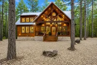 Just Chillin' - Romantic 💑Luxury, Arcade, Outdoor Amenities, Hot Tub🌲🌊🔥 - Romantic