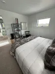 2-bedroom designer bungalow with Hot Tub, 1GB FiOS, AC, steps from the beach - Wi-Fi