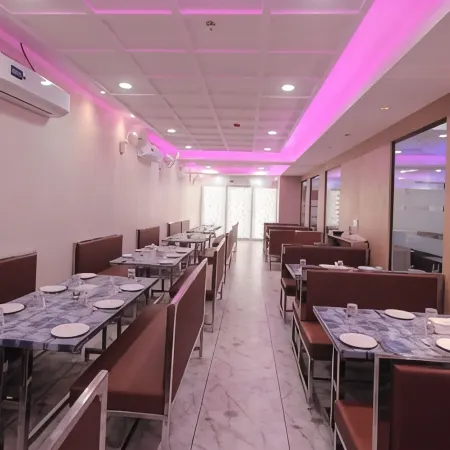 Royal Palace Hotel Surat Velanja