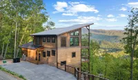 Newly Renovated! Romantic / Views / Indoor Heated Saltwater Pool / Massage Chair