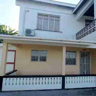 Hilltop Manor - Charming 2-bedroom Flat with AC, WiFi Hotel Exterior
