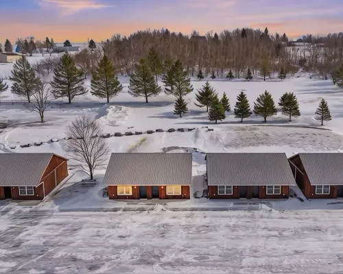 Golf, Outdoor Bar, Restaurant - The Cozy Cabin Hotele w: Otisco