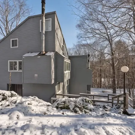 Spacious 4-bedroom townhome with amenities in Waterville Estates. Отели в г. Кэмптон