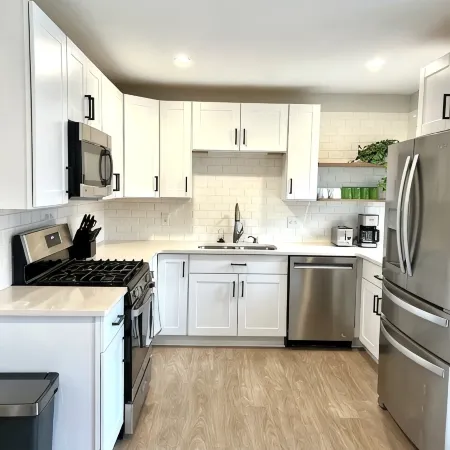 Cozy Modern Farmhouse Prime Lakeview Location