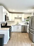 Cozy Modern Farmhouse Prime Lakeview Location - 3-Star