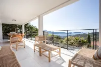 Superb 6 Bedroom Villa, Sea View, Swimming Pool & Pétanque, 5mn from the Beach - Homestays