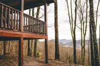 Cozy Mountain Top 3-bedroom cabin in charming Franklin with WiFi, AC