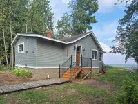 The Lily Pad: Newly Renovated, Lakefront Retreat on Shawano Lake, Sleeps 6 Hotels in Wescott