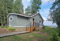 The Lily Pad: Newly Renovated, Lakefront Retreat on Shawano Lake, Sleeps 6