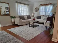 Discounted Charming 2-Bedroom Main-Level Triplex in Rochester - บังกะโล